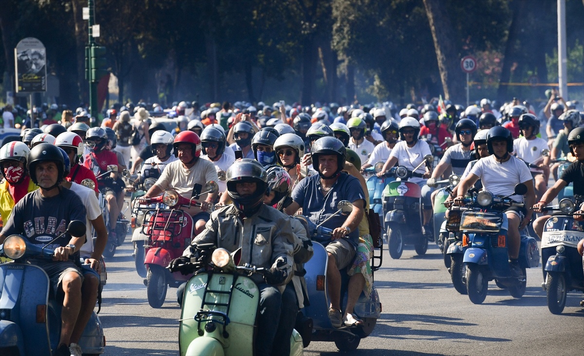 Roma\'da Vespa Geçit Töreni