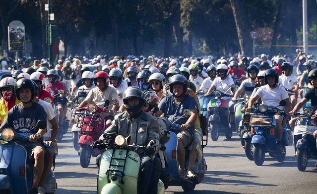 Roma’da Vespa Geçit Töreni