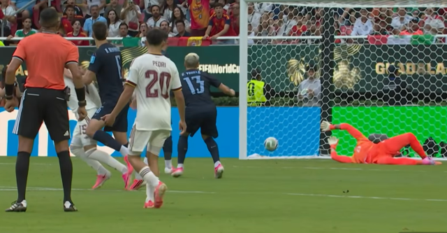 Muslera'dan yıkım gibi hata! Ülkesi Dünya Kupası'ndan elendi, herkes aynı yorumu yaptı
