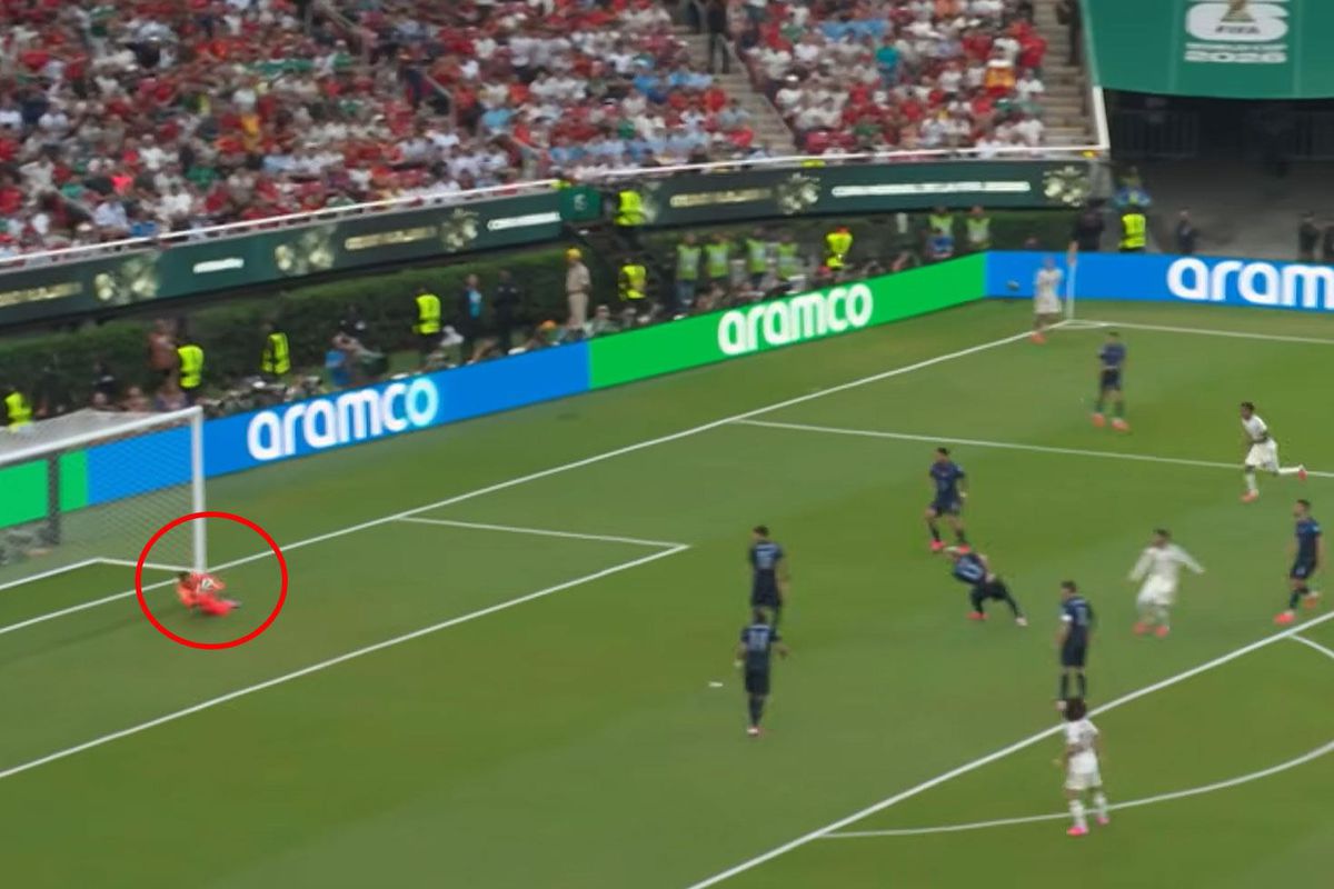 Muslera\'dan yıkım gibi hata! Ülkesi Dünya Kupası\'ndan elendi, herkes aynı yorumu yaptı