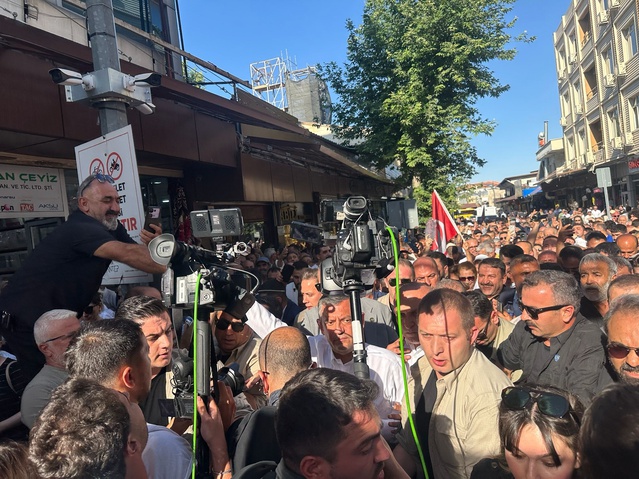 Özgür Özel Esnafı Ziyaret Etti