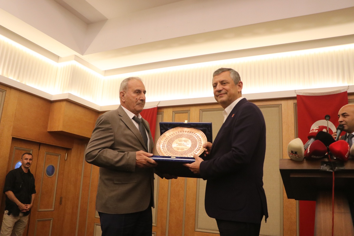 Özgür Özel: CHP\'de İç Çekişme Yok, Hukuksuz İşgal Var