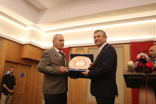Özgür Özel: CHP’de İç Çekişme Yok, Hukuksuz İşgal Var