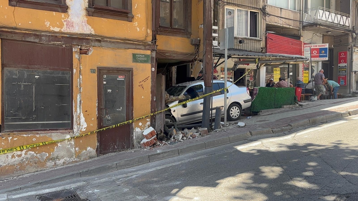 Bursa\'da Park Halindeki Araç Metruk Binalara Çarptı