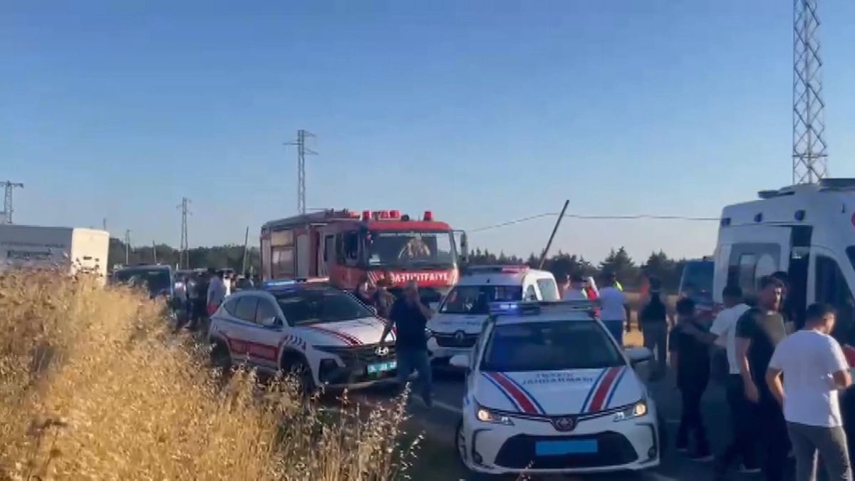 Silivri\'de Servis Minibüsü Devrildi