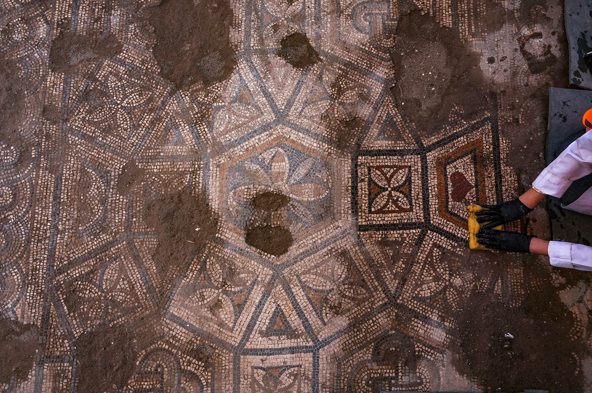 Smyrna\'da 1500 Yıllık Mozaik Bulundu