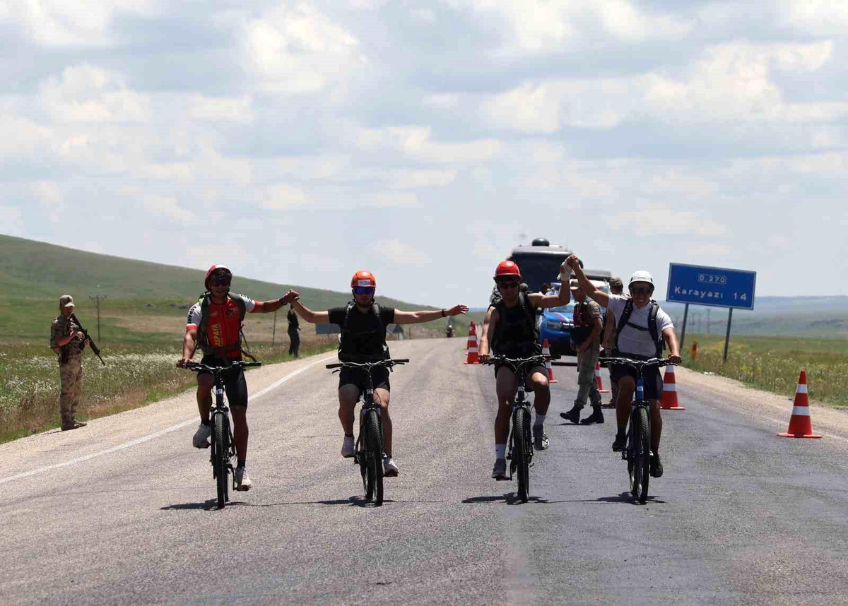 "Terörsüz Türkiye" için 20 km pedal çevirdiler