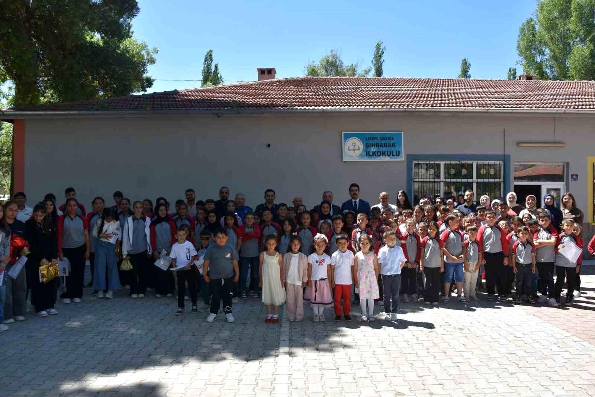 Tomarza\'da protokol, öğrencilerin karne heyecanına ortak oldu