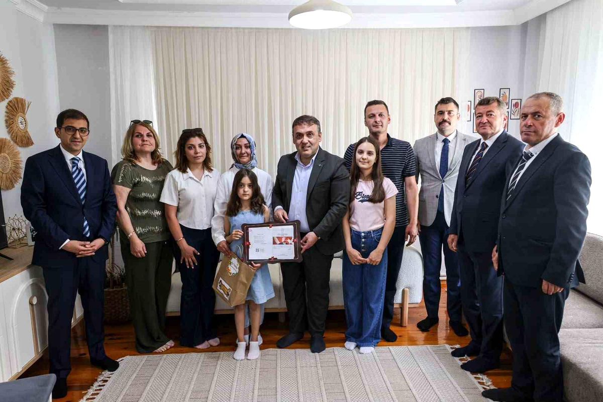 Vali Sözer, Evde Eğitim Alan Öğrencinin Karnesini Verdi