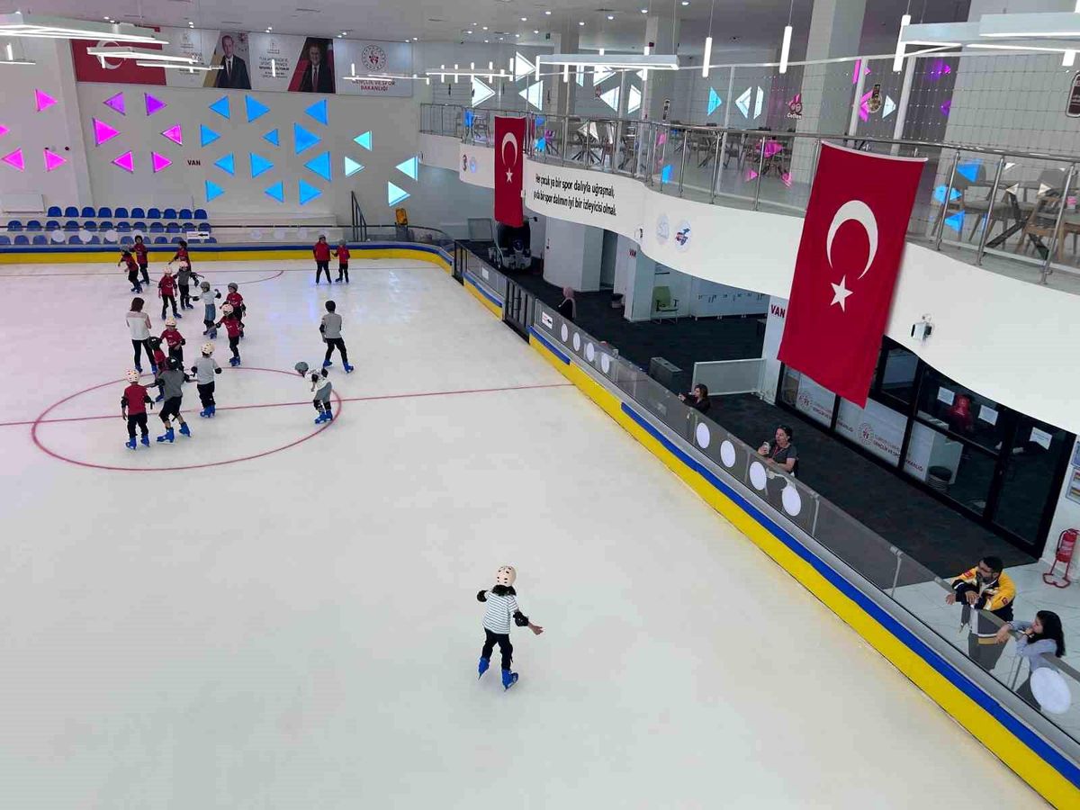 Edremit\'te Yazın Serinleme Noktası: Buz Pisti