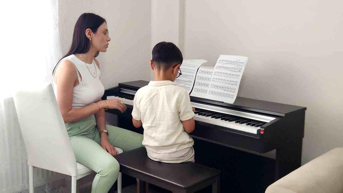 8 Yaşındaki Demirhan\'ın Müzik Hayali