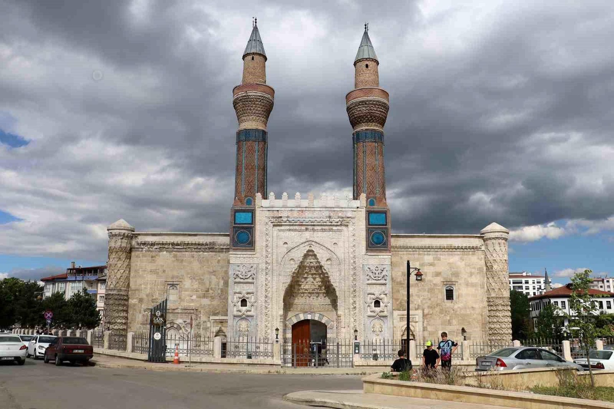 Gök Medrese\'ye Ziyaretçi Akını