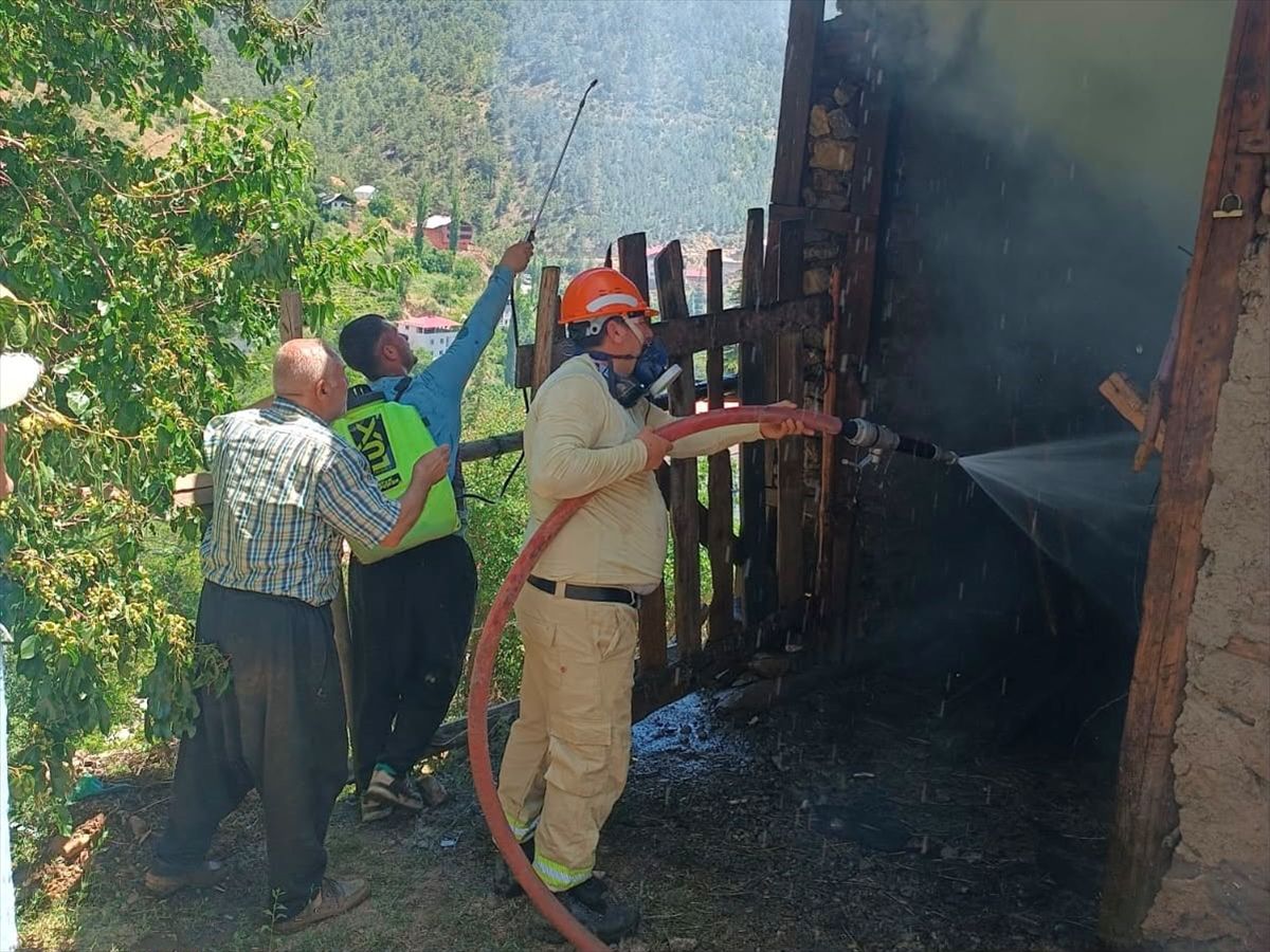 Feke\'de Yangın: 2 Katlı Ev Kül Oldu