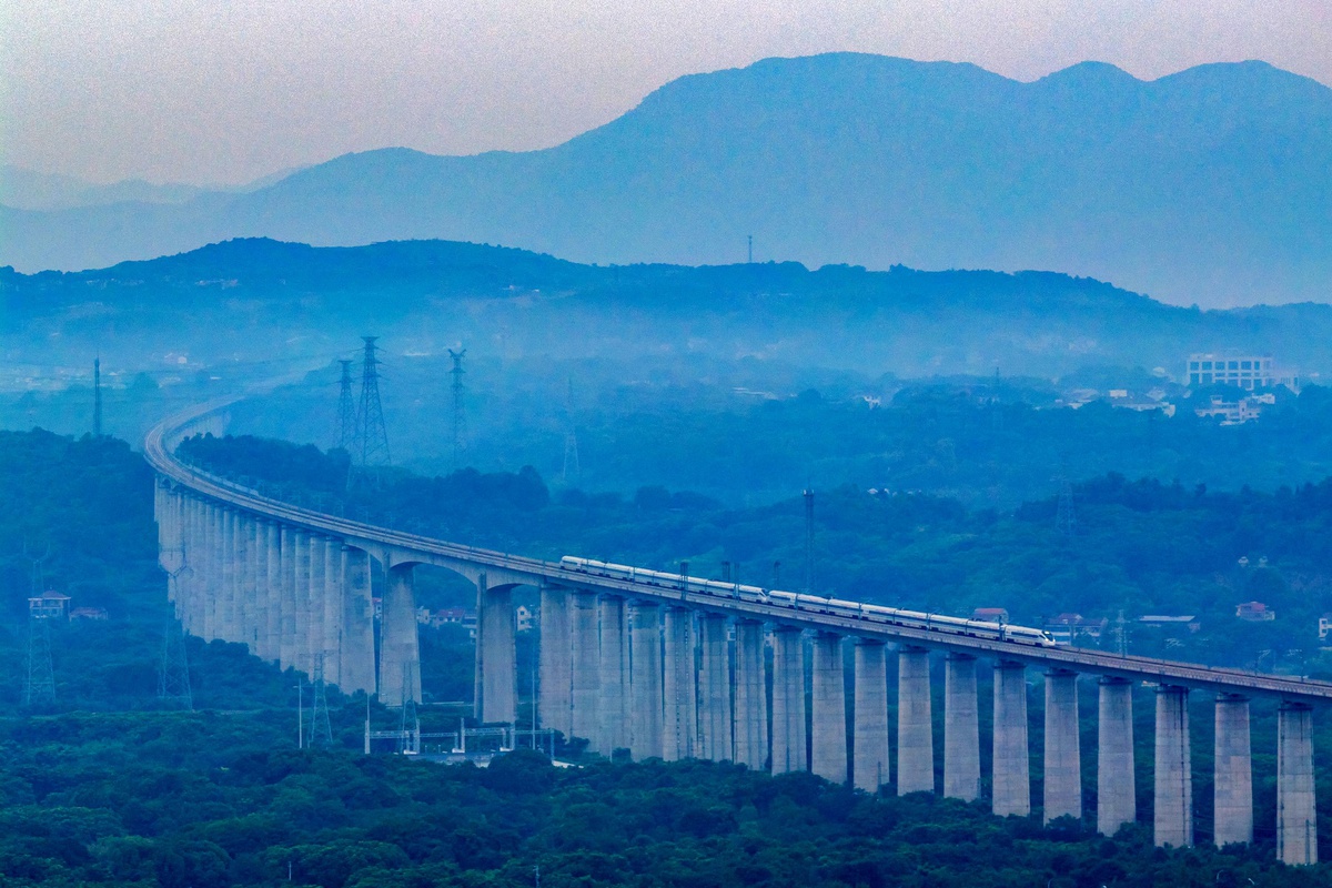 Çin\'in İlk Özel Yüksek Hızlı Demiryolu 100 Milyon Yolcu Taşıdı