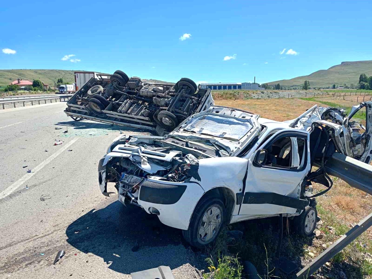 Aşkale\'de feci trafik kazası: 1\'i ağır 2 yaralı