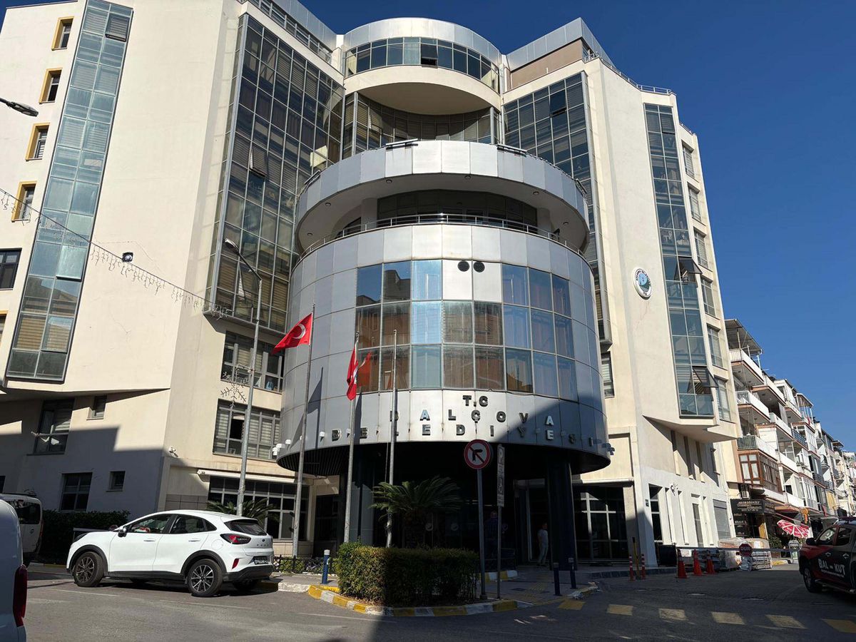 Balçova Belediye Başkanı Onur Yiğit ve 2 şüpheli adliyede