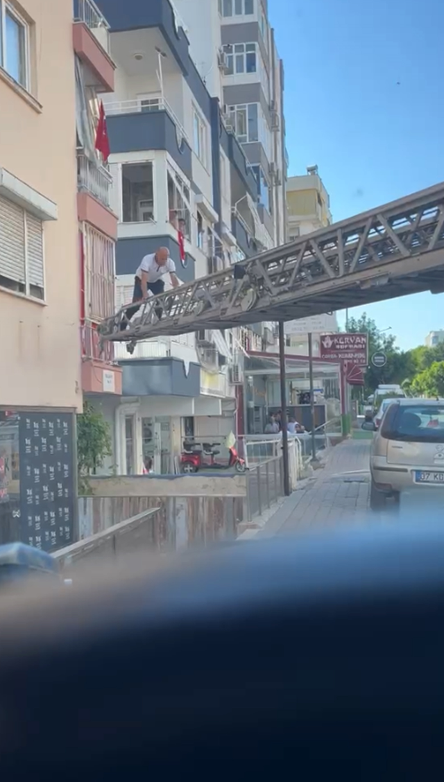 Balkon demirinde mahsur kaldı, itfaiye merdiveniyle kurtarıldı