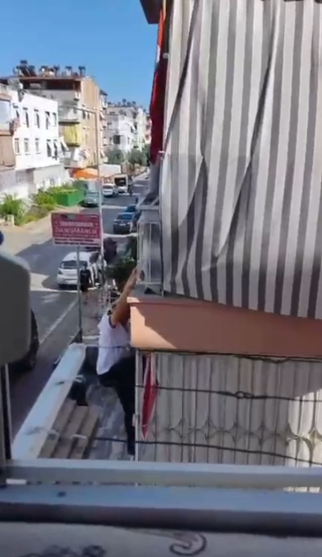 Balkon demirinde mahsur kaldı, itfaiye merdiveniyle kurtarıldı