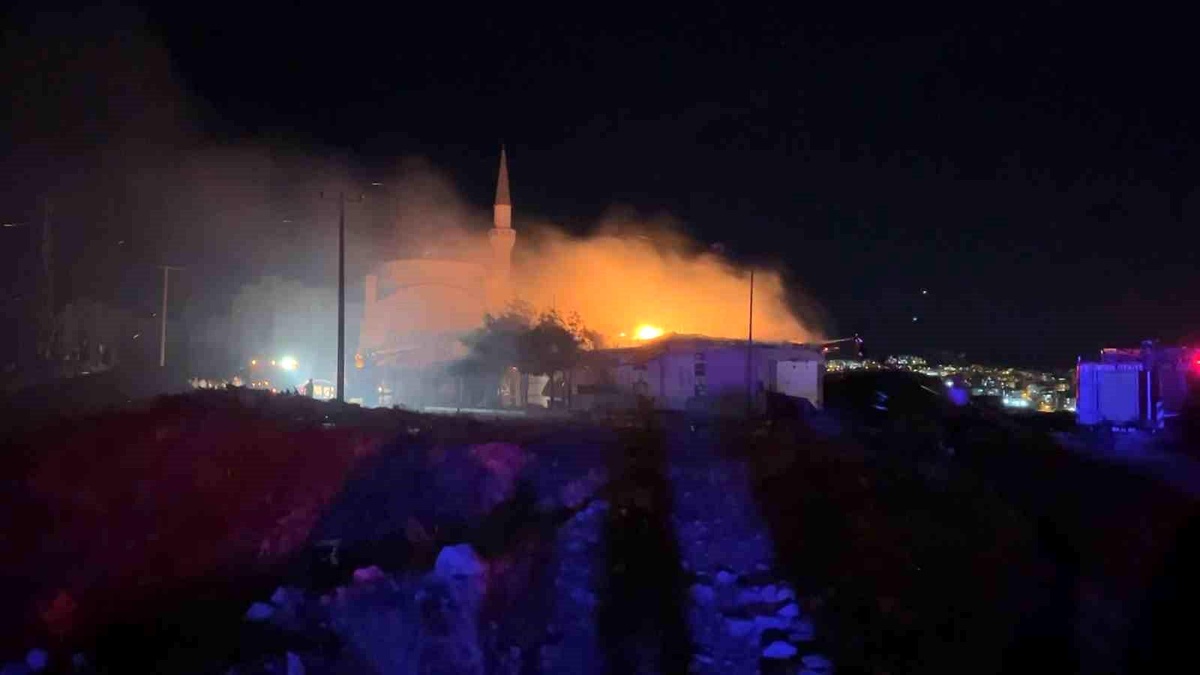 Adıyaman\'da Yangın: 3 İş Yeri Zarar Gördü