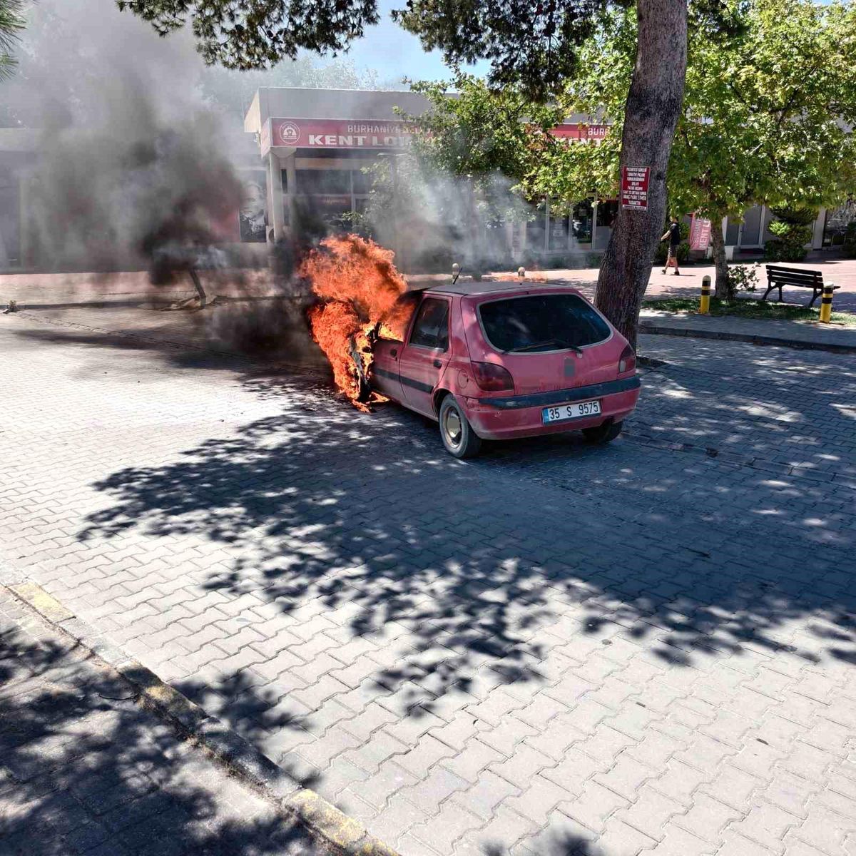 Burhaniye\'de araç yangınını itfaiye söndürdü
