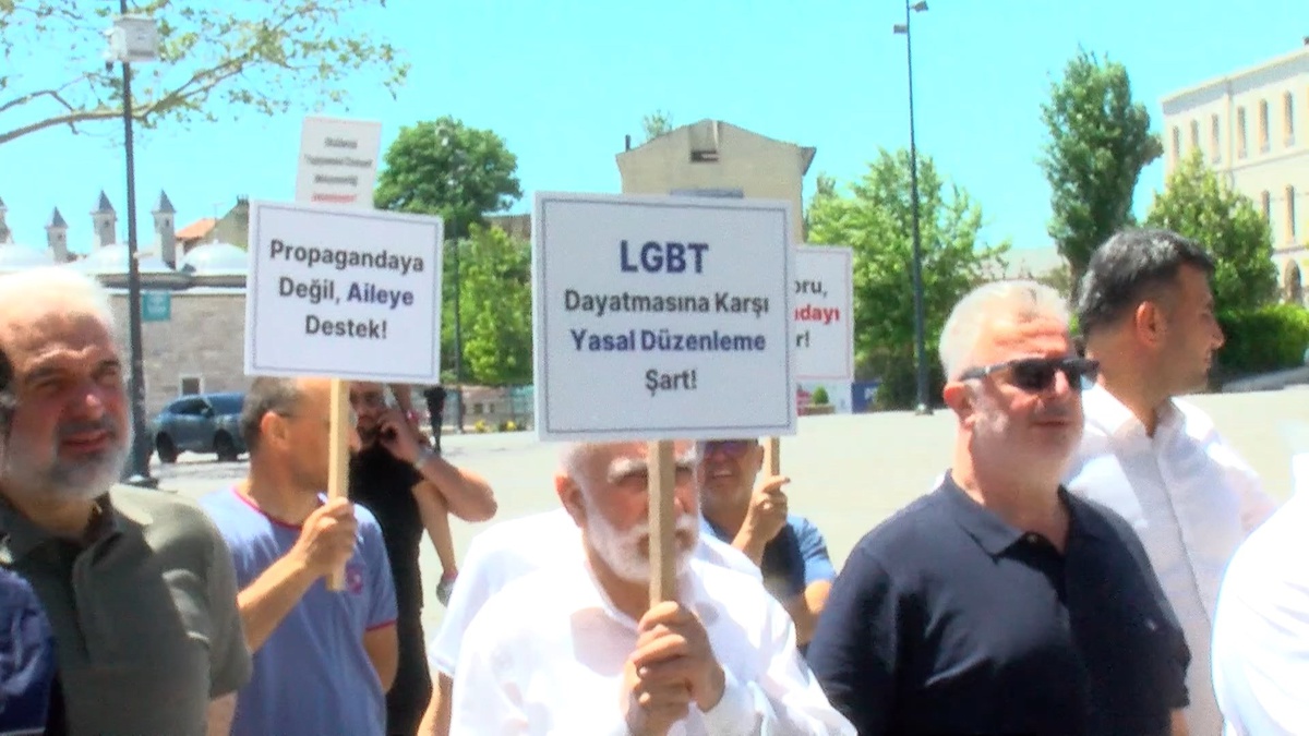Büyük Aile Platformu\'ndan LGBT Temalı Gemi Protestosu