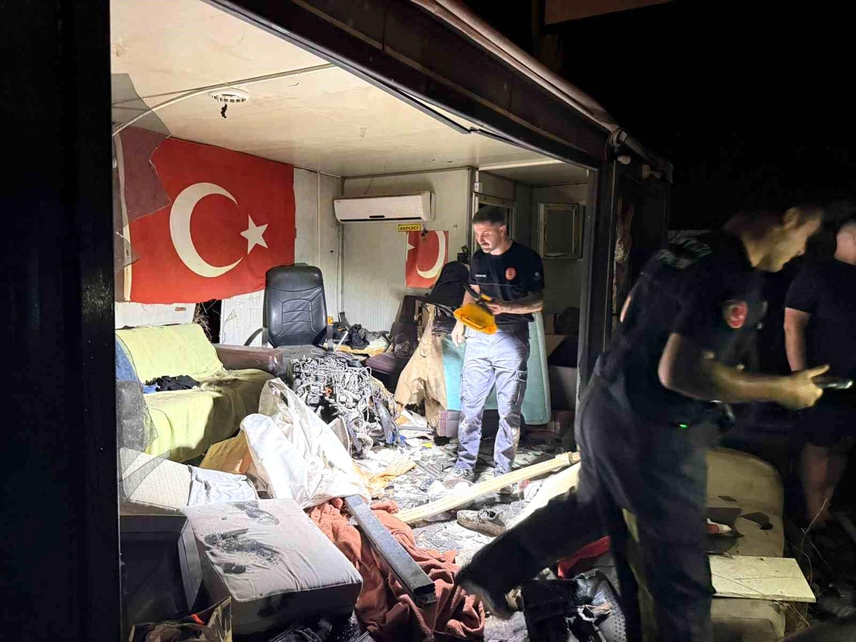 Antalya\'da Feci Kaza: Motor Barakaya Girdi