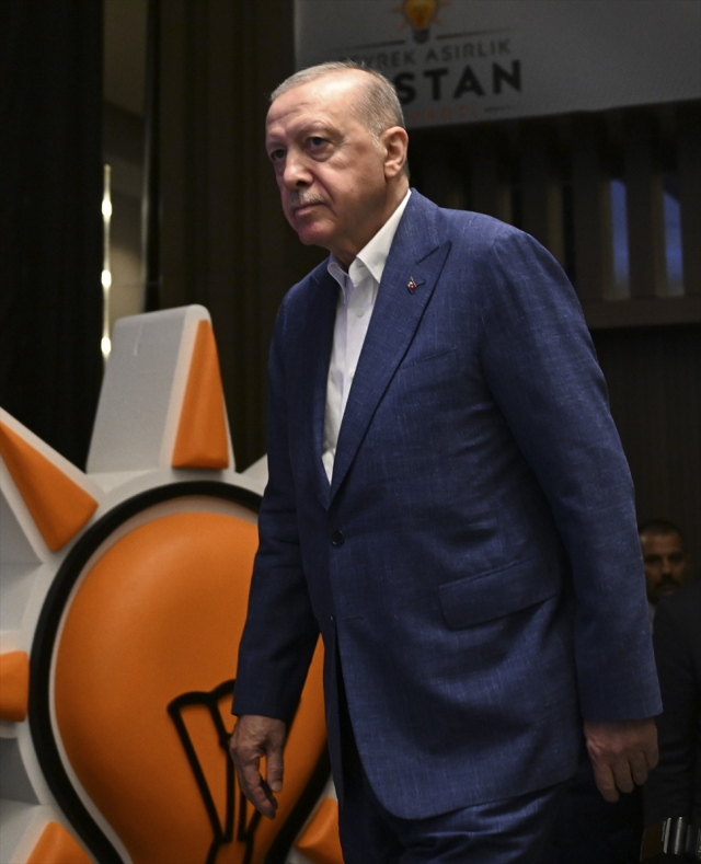 Erdoğan'dan AK Parti teşkilatına uyarı: Yorulan varsa kenara gelsin, boşa harcayacak zamanımız yok