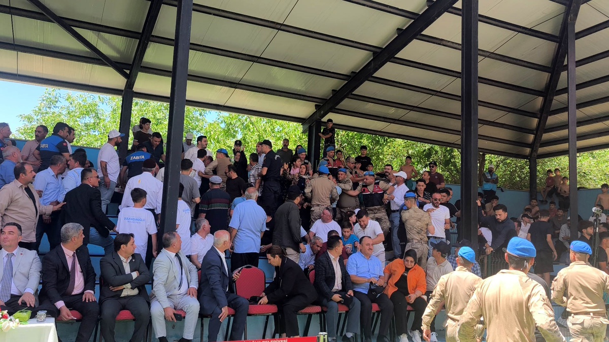 Güreş Festivali\'nde Protesto Gerginliği
