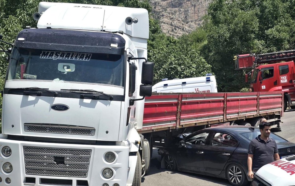 Çukurca\'da Kaza: Otomobil Tıra Girdi, 1 Yaralı