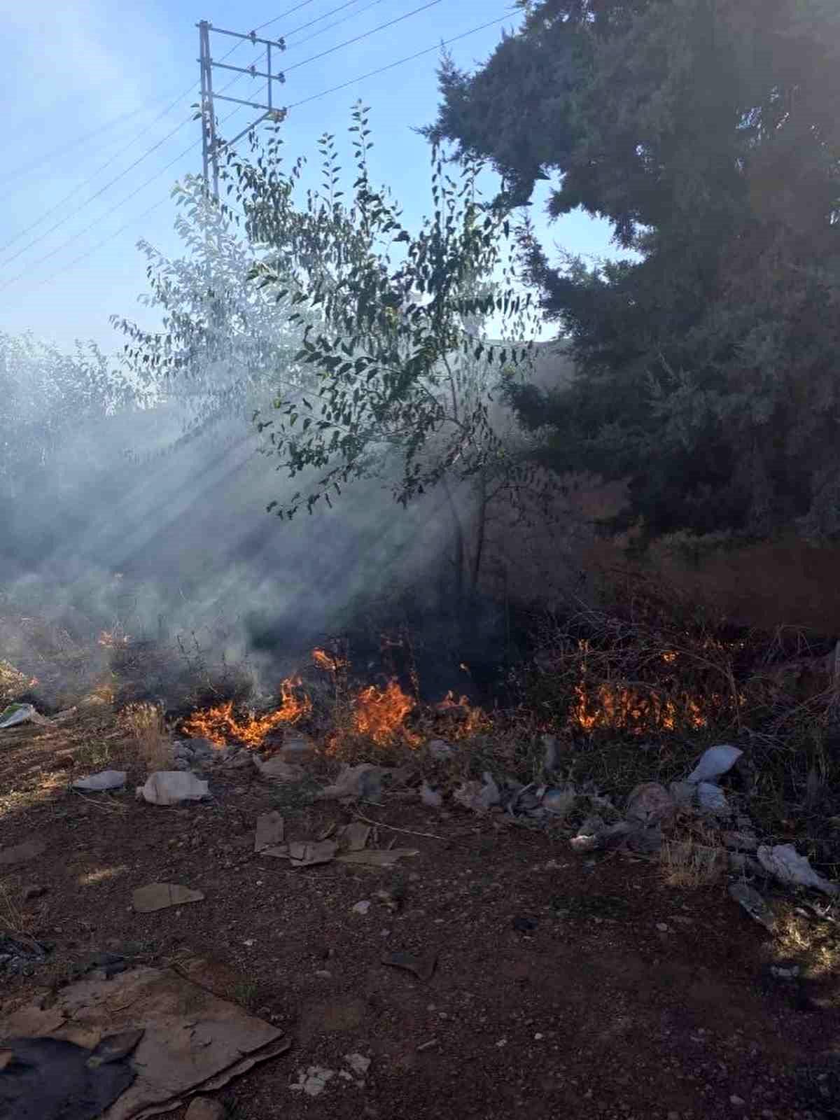Hassa\'da Bahçede Yangın Kontrol Altında