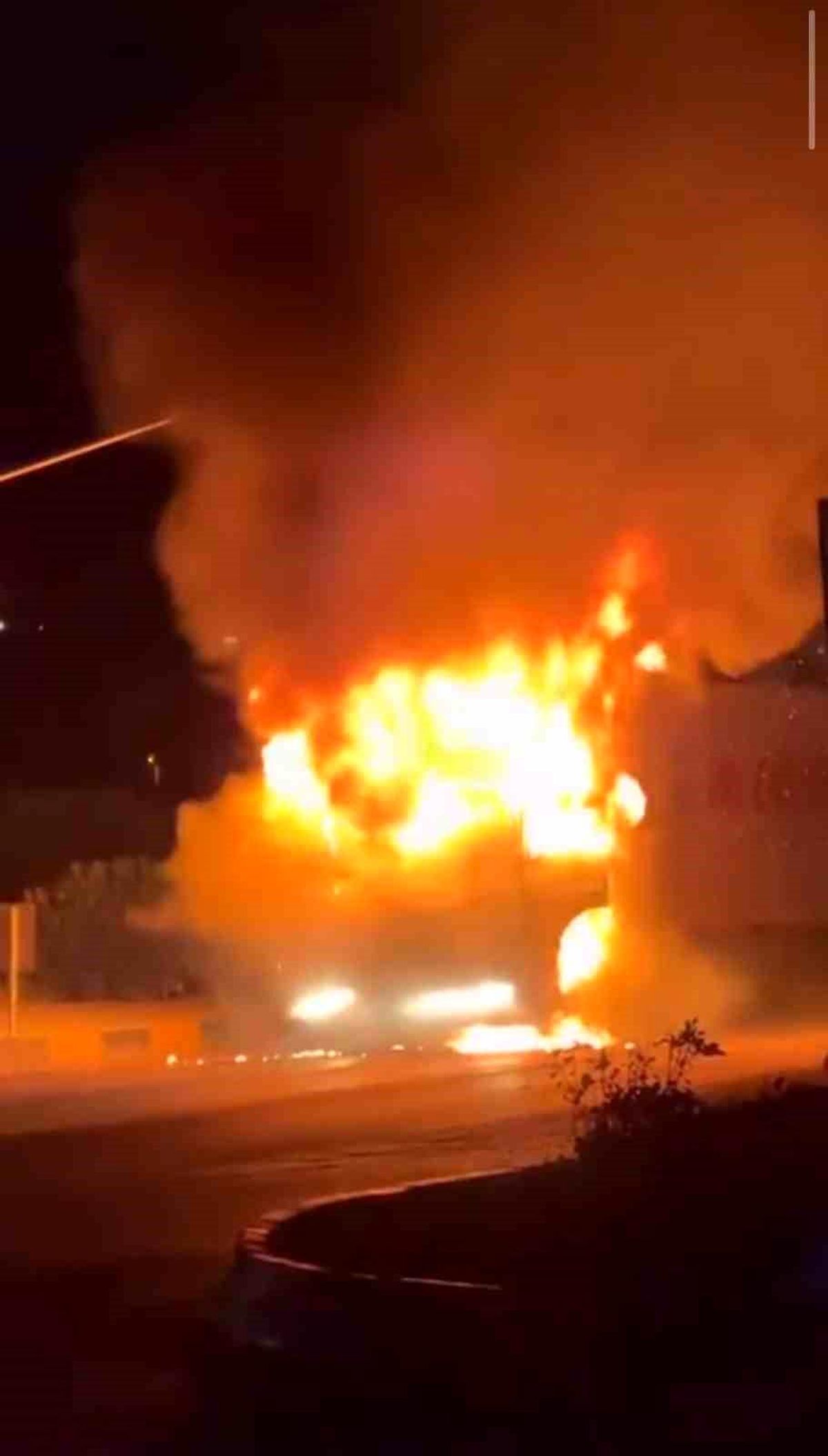 Hatay\'da seyir halinde olan tır alevlere teslim oldu