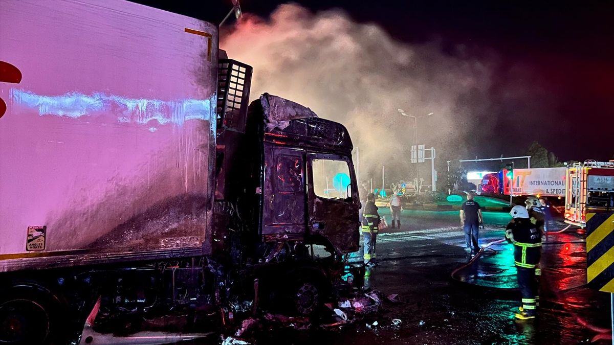 Hatay\'da Tır Yangını Kontrol Altına Alındı