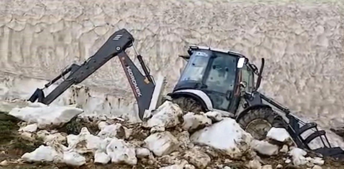İran sınırındaki yayla yolları kardan temizleniyor