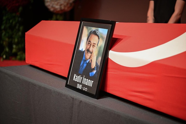 Kadir İnanır’a veda! Türkan Şoray son yolculuğunda yalnız bırakmadı