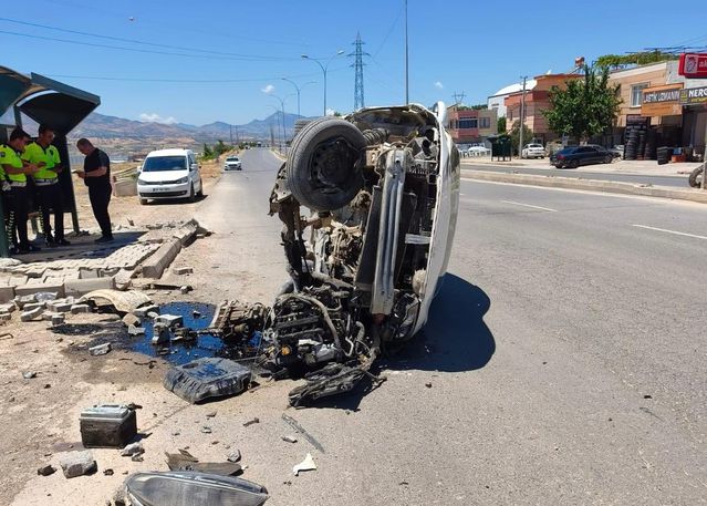 Kahramanmaraş’ta otomobil devrildi: Sürücü yaralandı