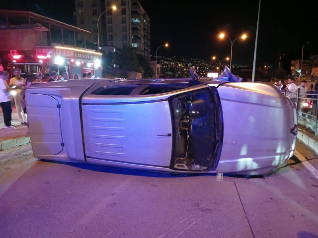 Kahramanmaraş'ta pikap bariyerlere çarparak devrildi: 2 yaralı