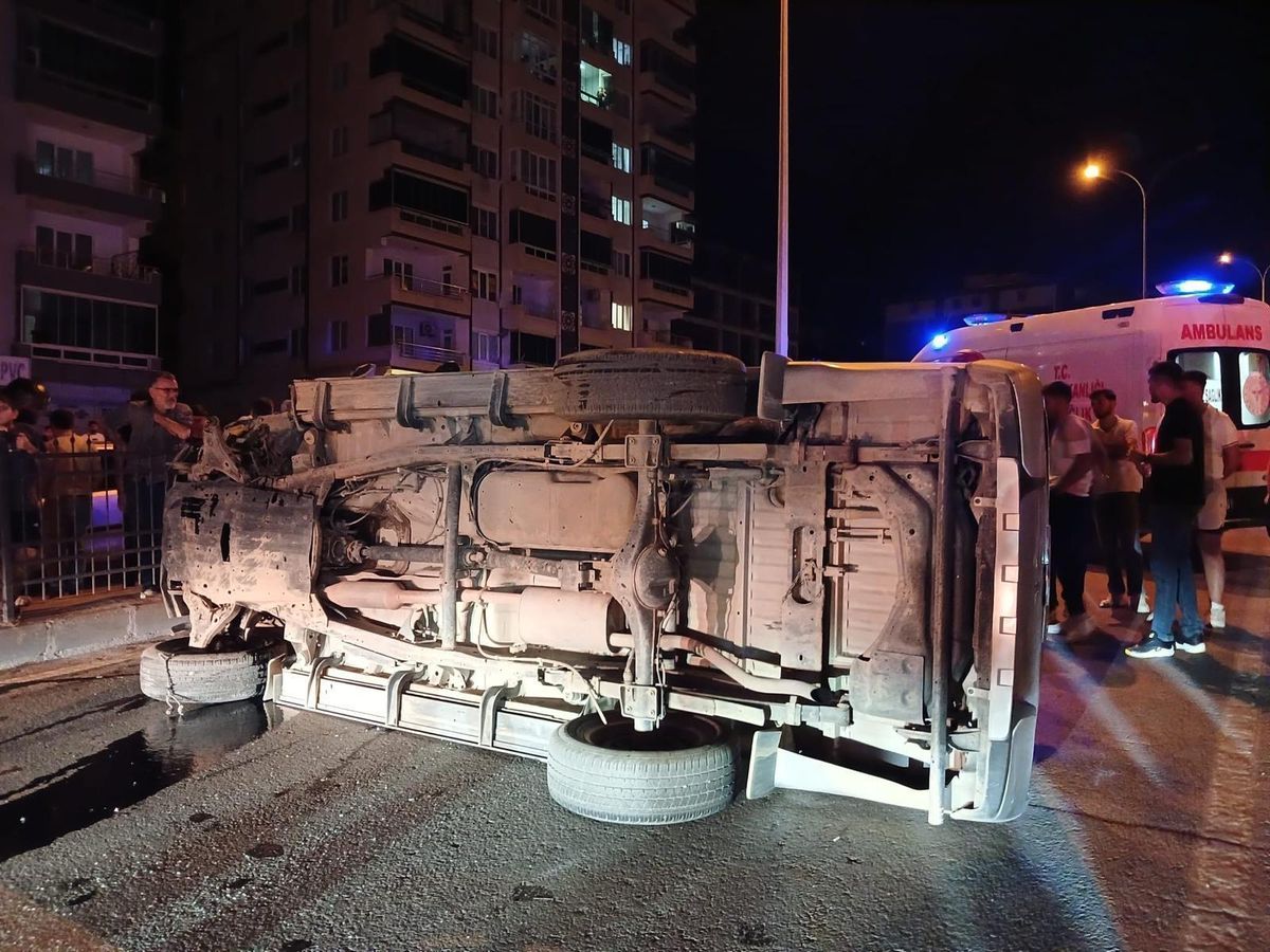 Kahramanmaraş\'ta pikap bariyerlere çarparak devrildi: 2 yaralı