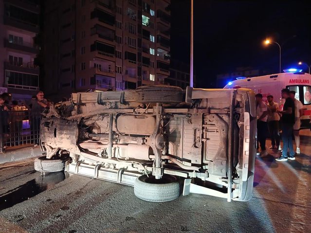 Kahramanmaraş’ta pikap bariyerlere çarparak devrildi: 2 yaralı