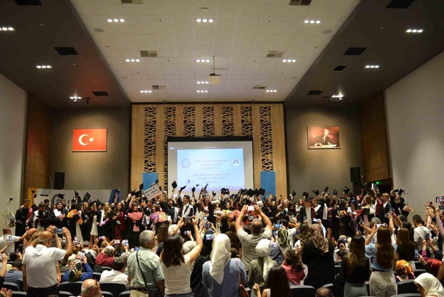 Uludağ Üniversitesi’nde Mezuniyet Coşkusu