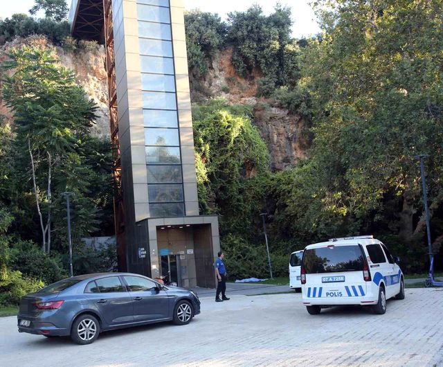Antalya'da panaromik asansörde manzara izlerken düşen genç adam hayatını kaybetti