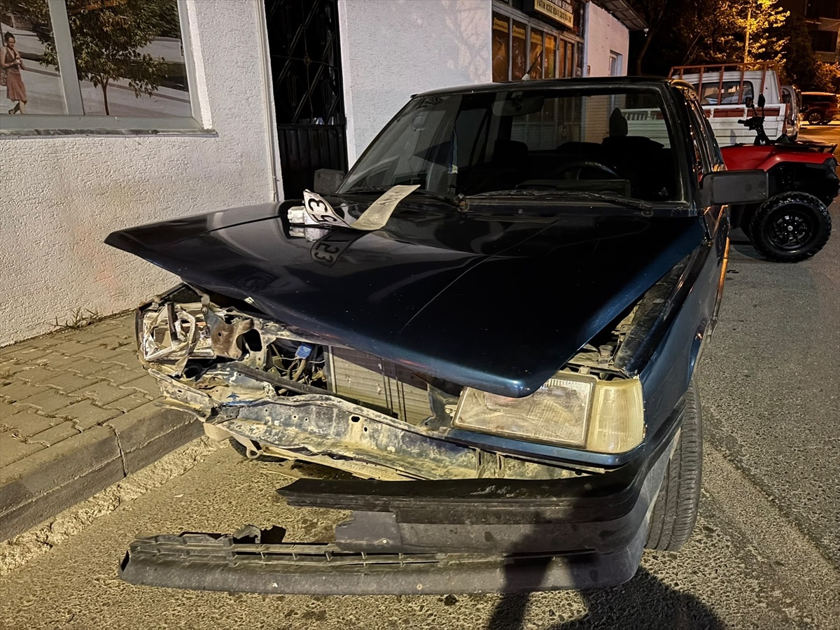 Kaynarca\'da otomobil-motosiklet çarpışması: 1 yaralı