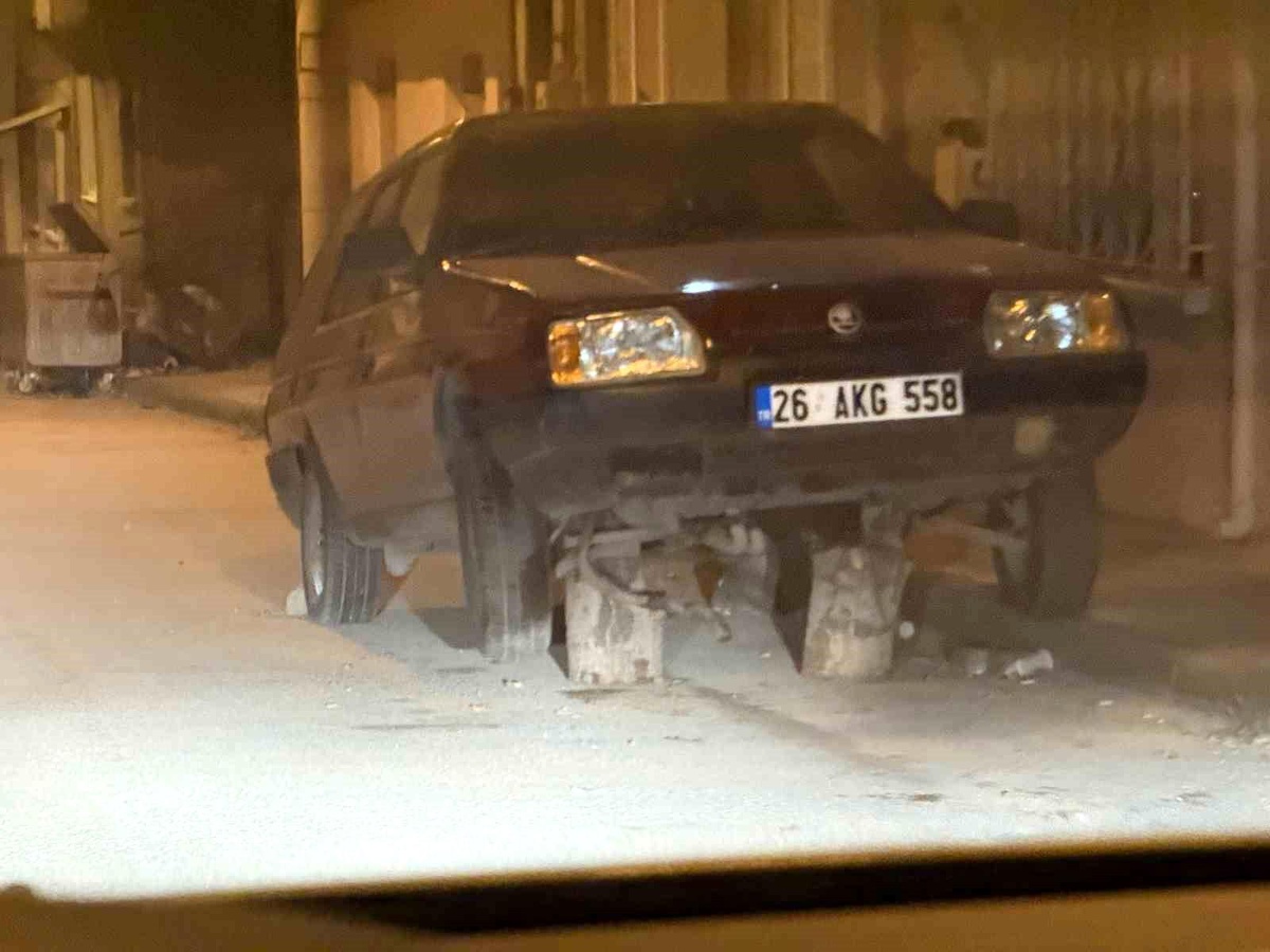 Eskişehir\'de Kütük Üzerinde Bekleyen Otomobil