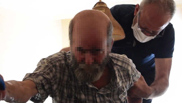 Yaşadığı 'çöp ev'de mahsur kaldı