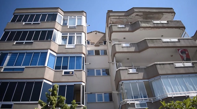 Yaşadığı 'çöp ev'de mahsur kaldı
