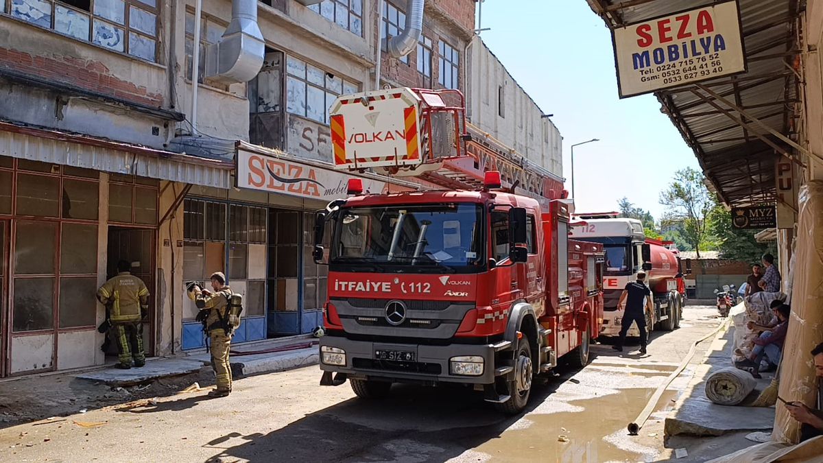 İnegöl\'de Mobilya İmalathanesinde Yangın