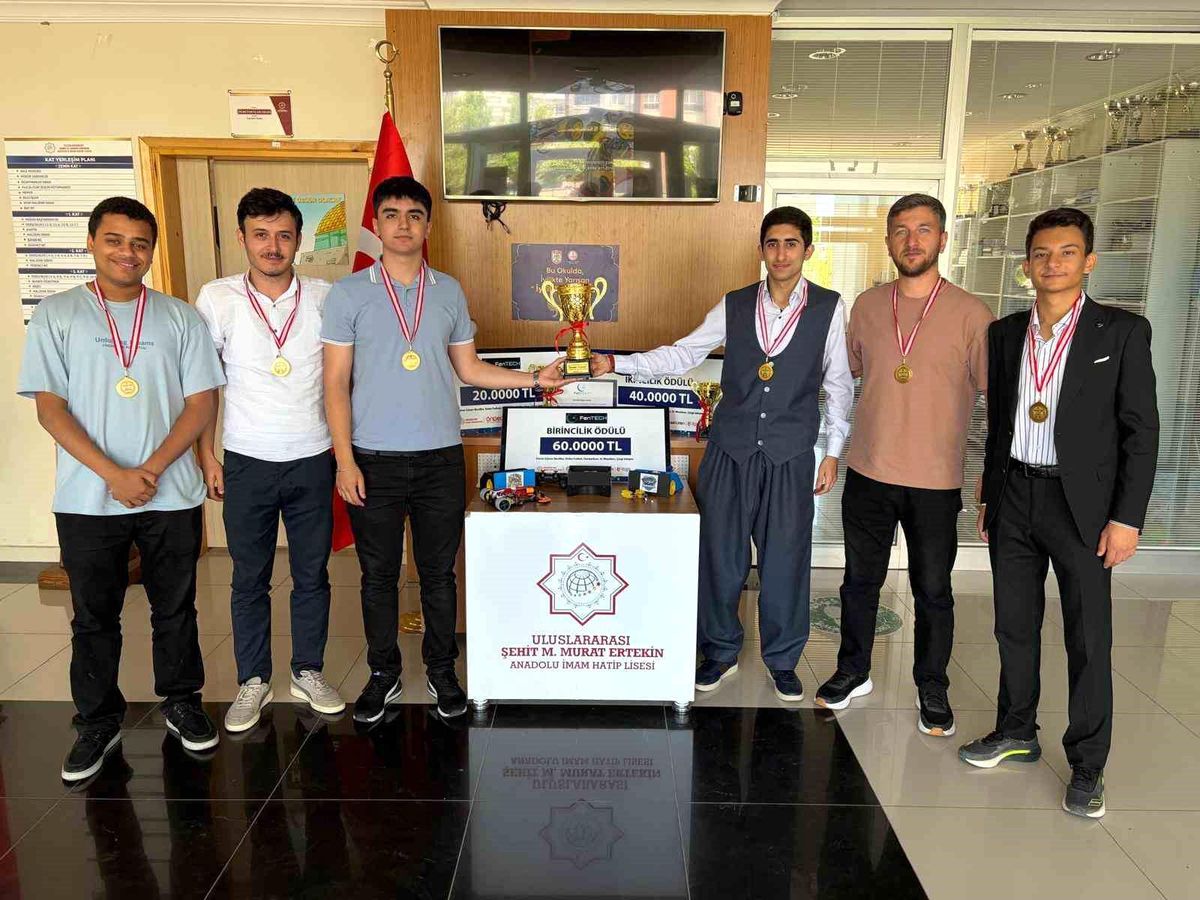 Sivaslı öğrencilerden robotlarla Türkiye birinciliği