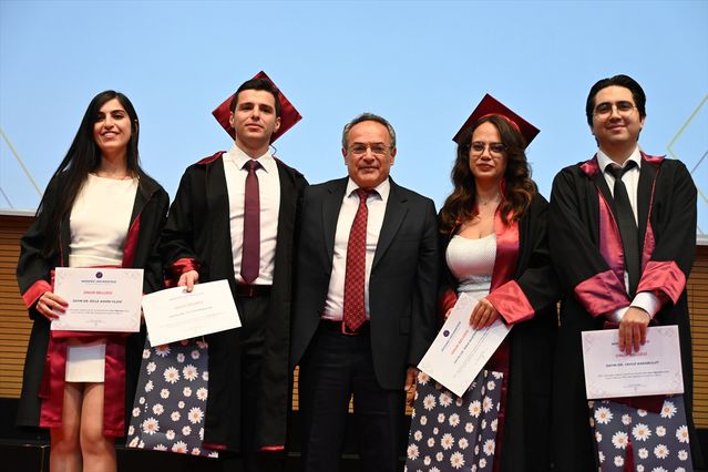 Akdeniz Tıp Fakültesi Mezunları Diplomasını Aldı