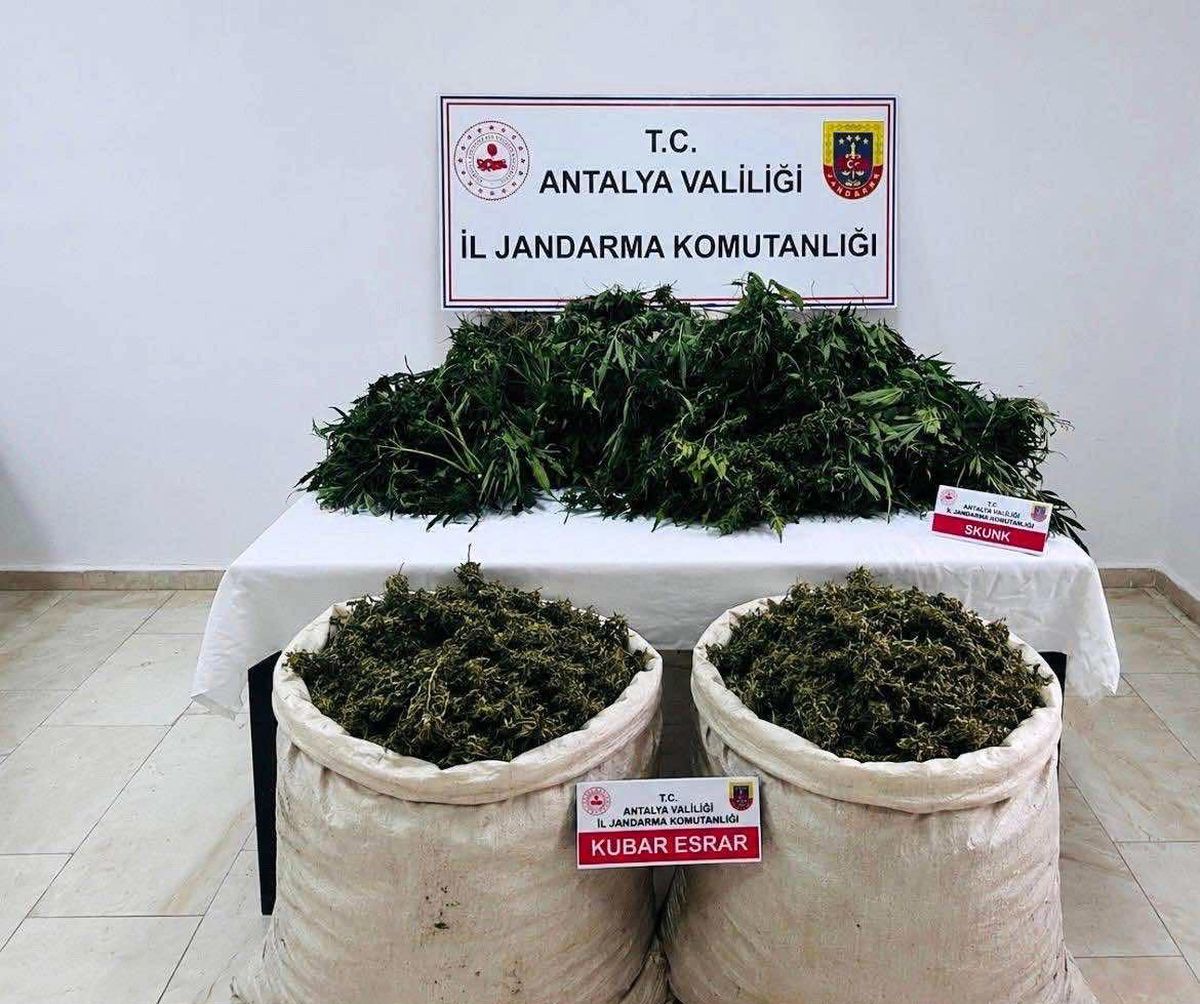 Antalya\'da Uyuşturucu Operasyonu: 11 Kilo Esrar Ele Geçirildi
