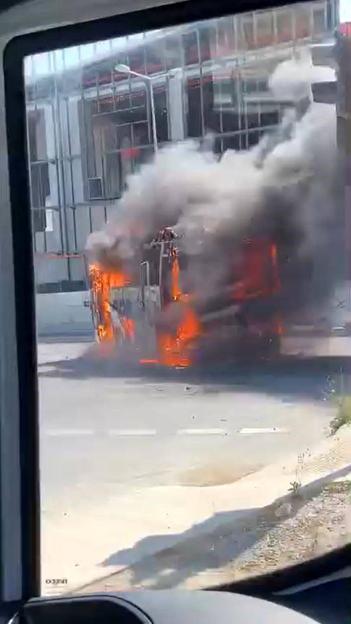 Arnavutköy\'de Servis Minibüsü Yandı