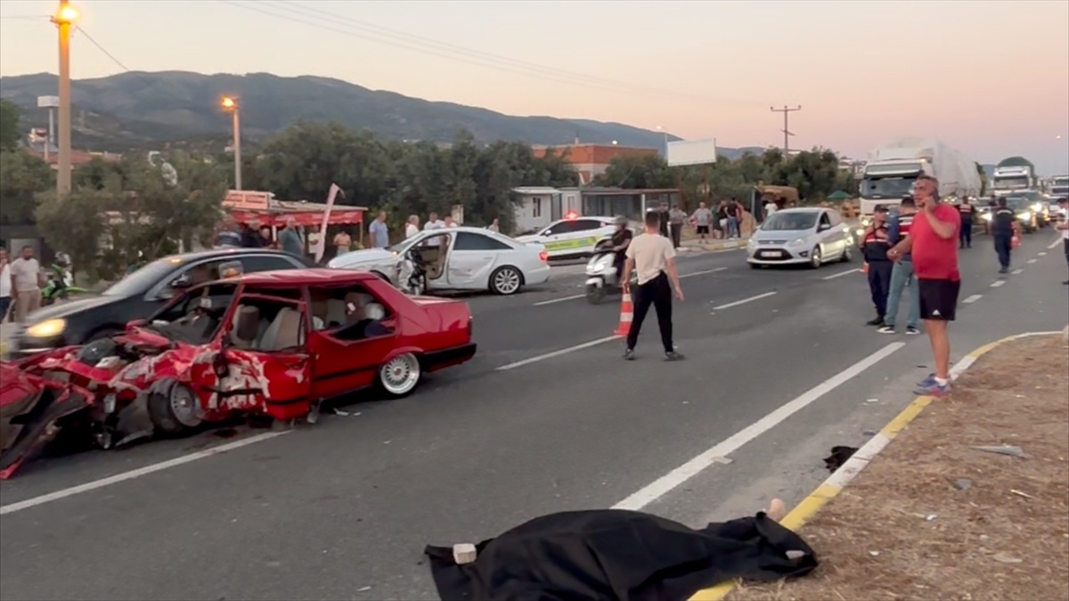 Balıkesir\'de iki otomobilin çarpıştığı kazada 2 kişi öldü, 3 kişi ağır yaralandı